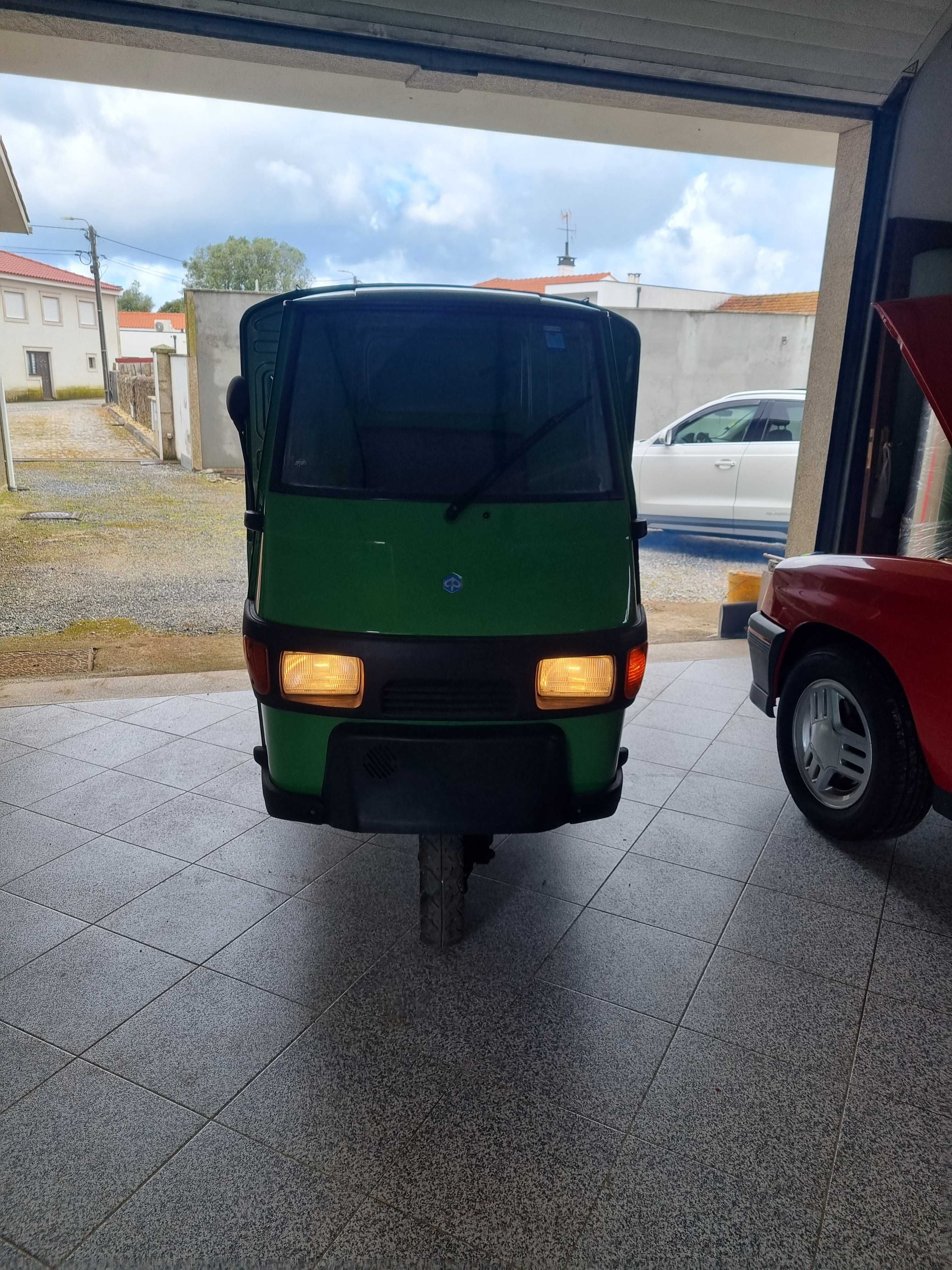 Tuktuk Piaggio verde
