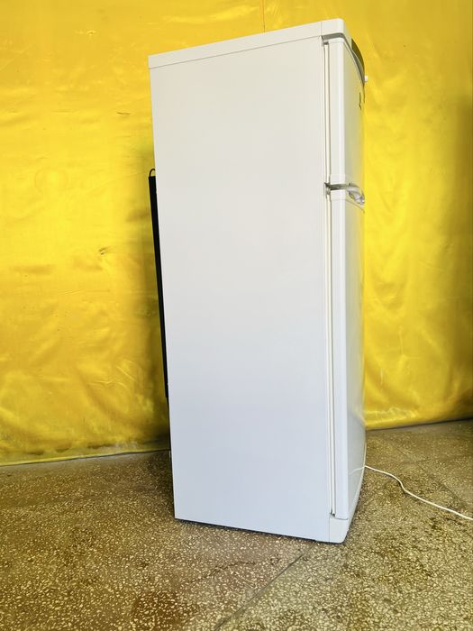 Двухкамерный холодильник Indesit ST145