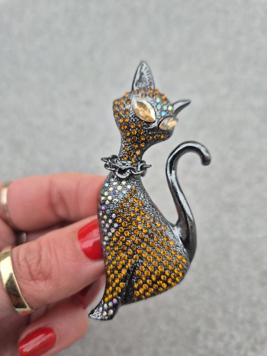 Broszka kotek z długim ogonem