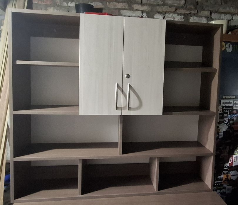 Komplet mebli biurko z regałem ściennym.