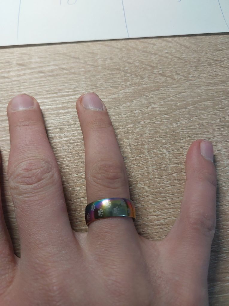Kolorowy pierścionek z wzorkiem łapek