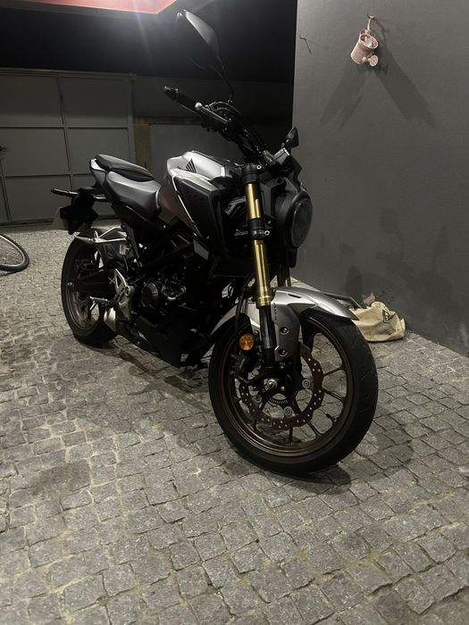 Honda cb125R cinzenta