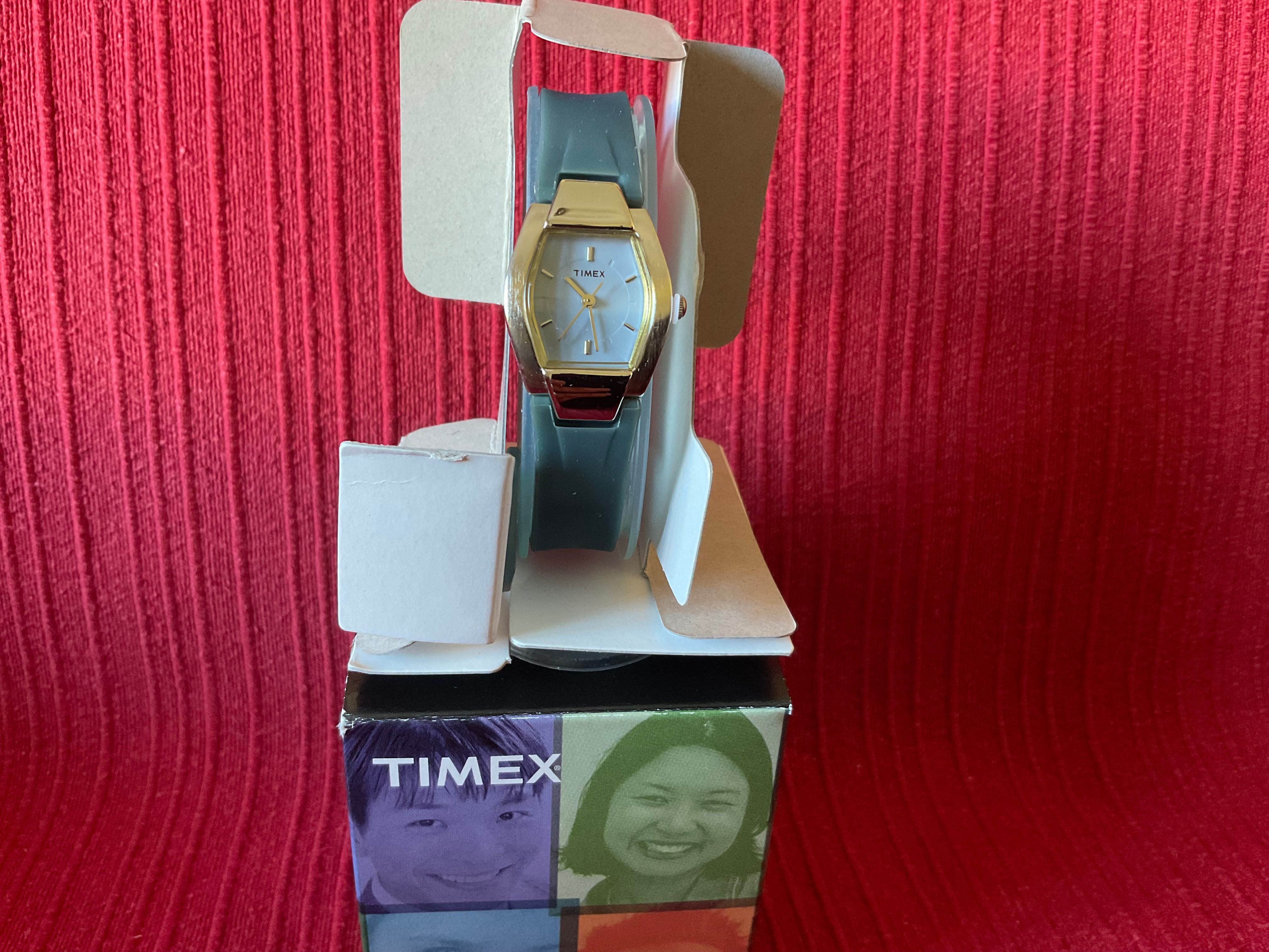 Telefone baquelite, relógio Timex, Azzaro, ferro antigo