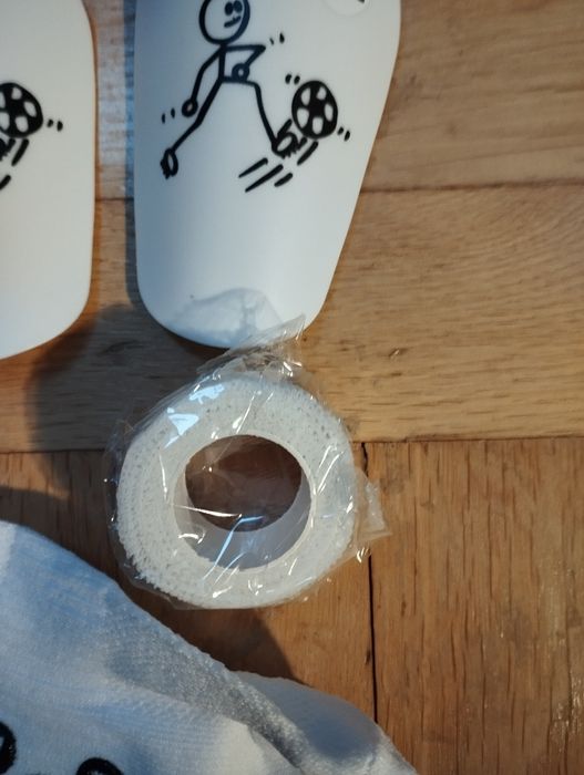 Box piłkarski skarpety, ochraniacze i taśma białe