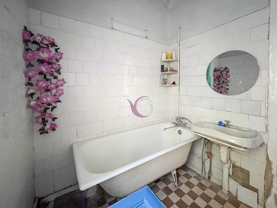 Продається окремостоячий будинок  з садом та гаражем на території.