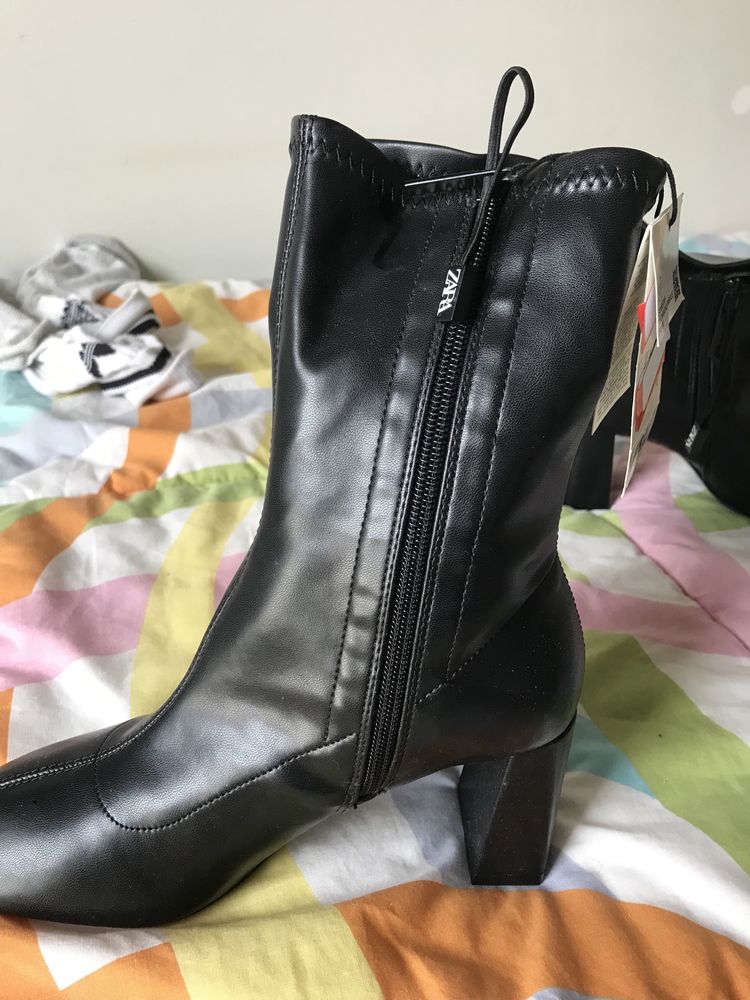 Sapato tipo botim de tacão largo.