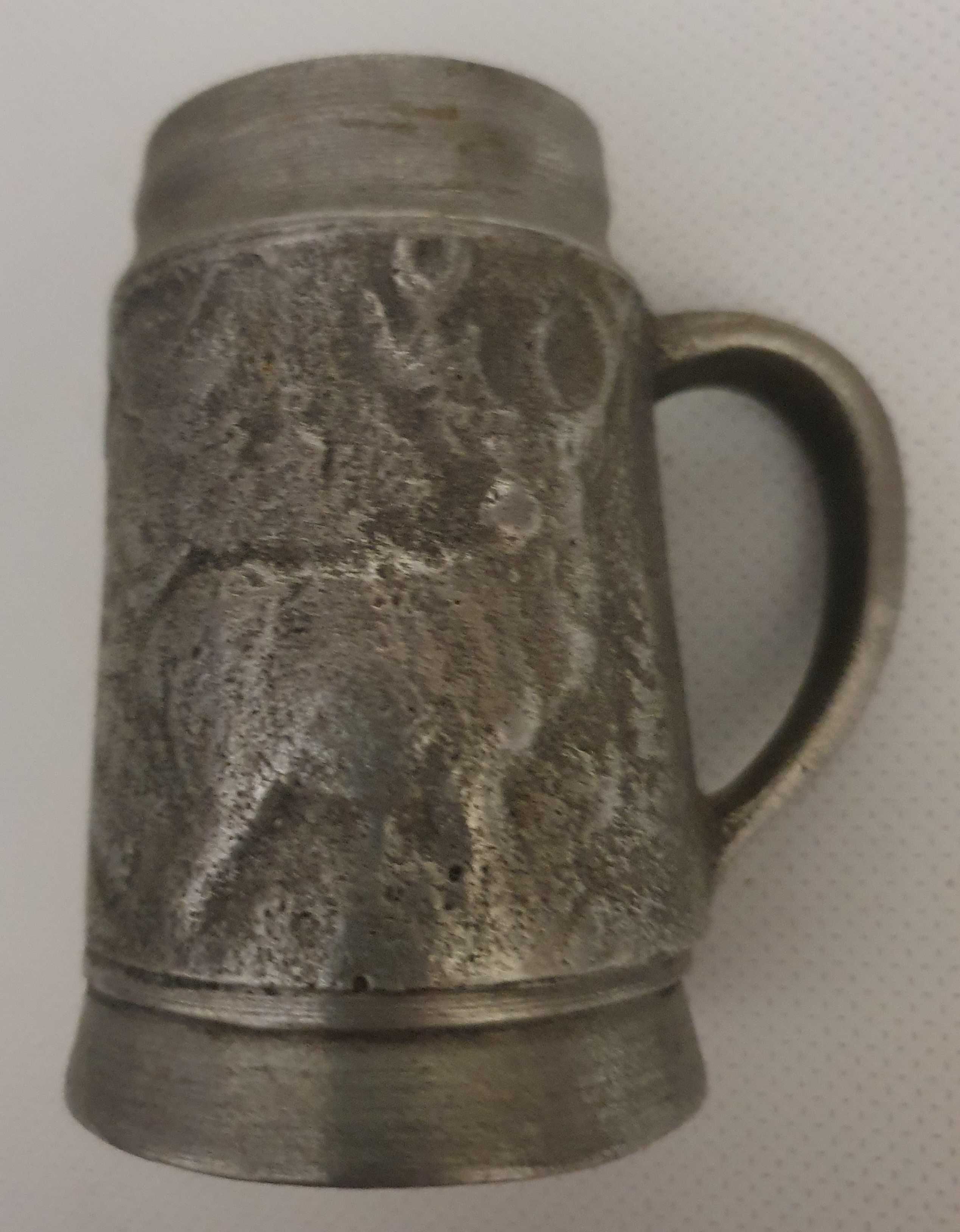 Caneca decorativa em estanho, com motivos de caça - vintage
