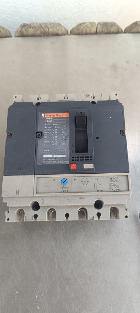 Disjuntor Merlin Gerin compacto NS 100N e NS 160N