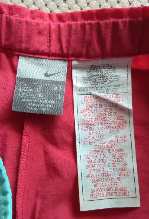 Nike, czerwone spodenki r. 140-152