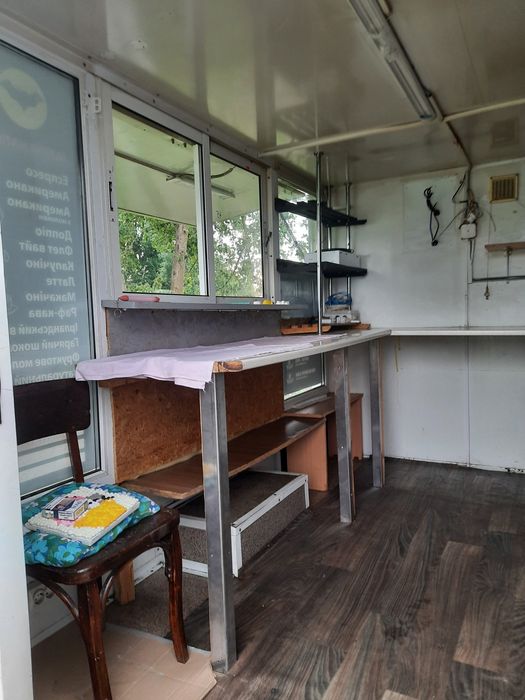 Торгівельний причеп на колесах.