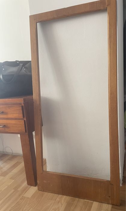 Rama z lustrem z drzwi starej szafy