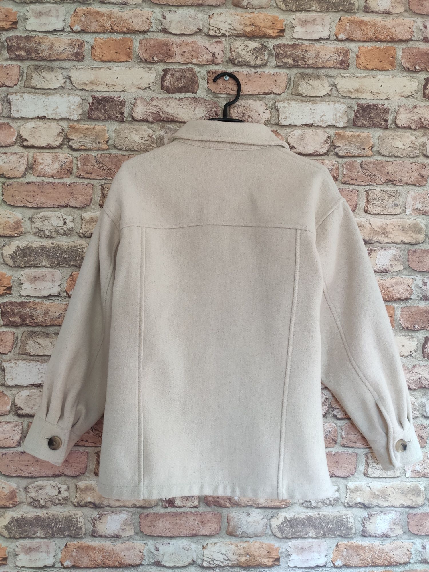 Luźna kurtka koszulowa typu oversize firmy Pull&Bear