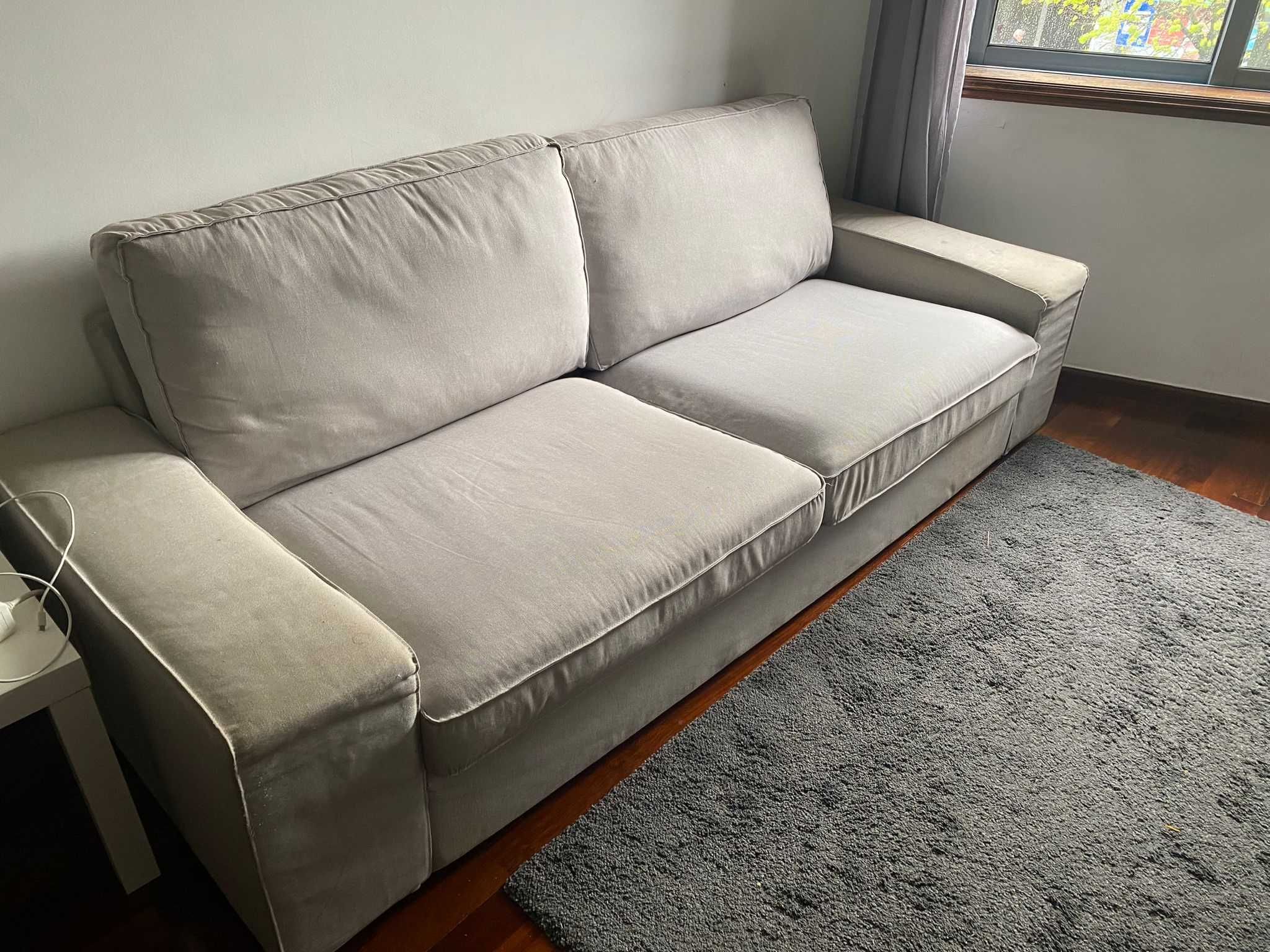 Sofa de sala cinzento