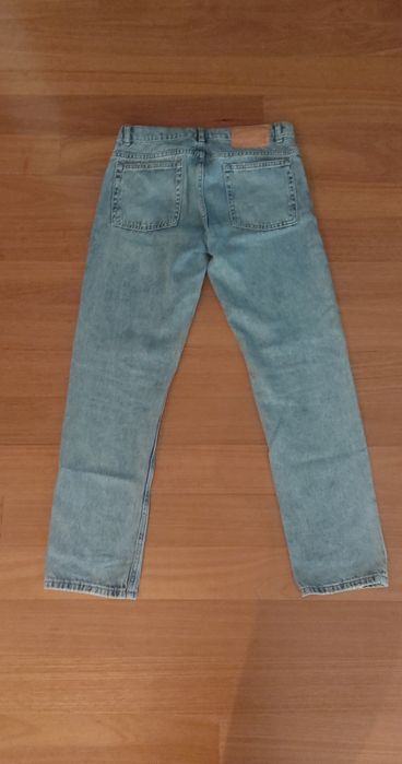 Calças jeans azuis claras