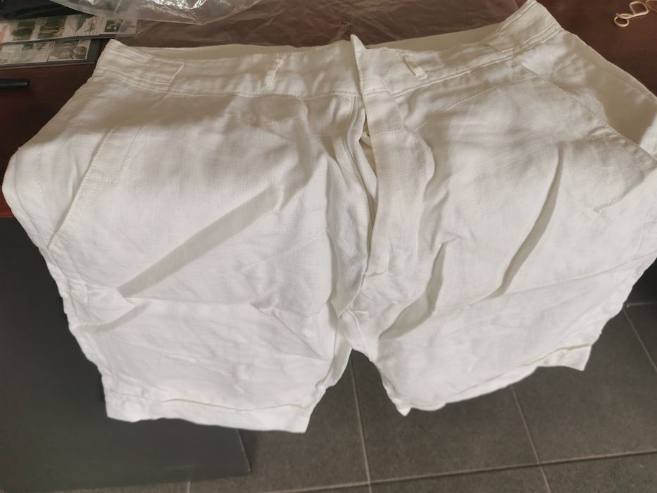 Calções brancos para homem.