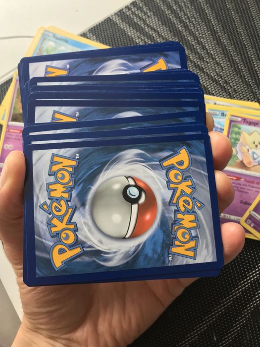 100 pokemon Tcg kart różne. Polecam zestaw
