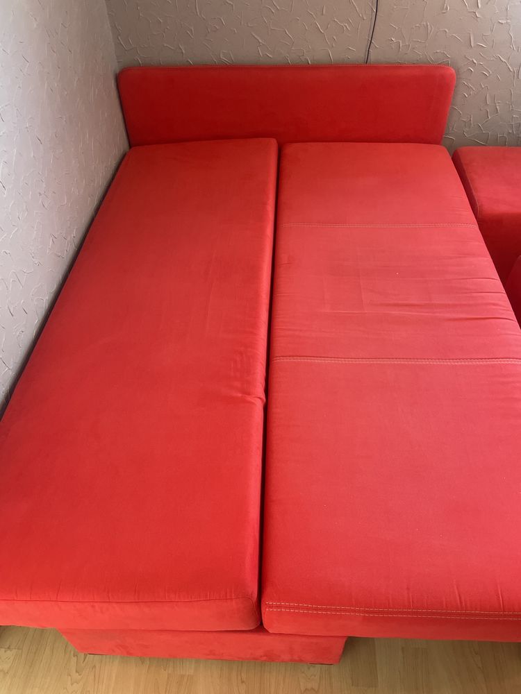 Czerwona kanapa rozkładana z 3 pufami i poduszkami SUPER STAN