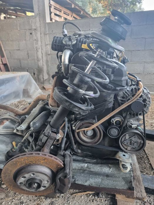 Motor Renault 1500 do ano 2004 revisionado antes de desmontar