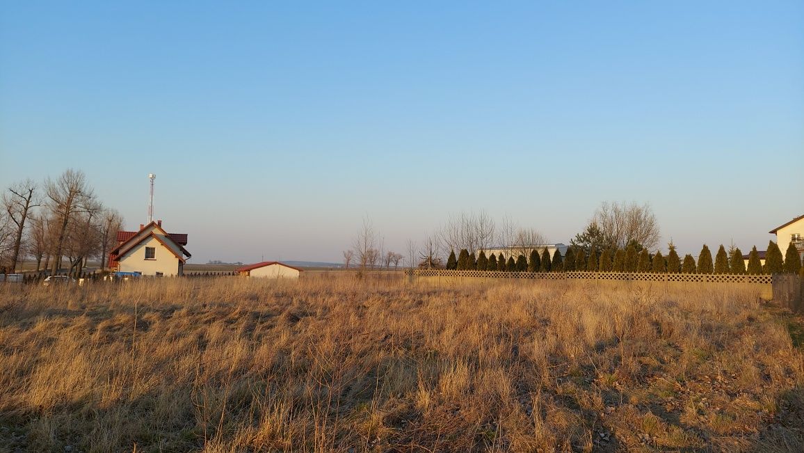 Sprzedam dużą działkę budowlaną 1.200 m2 w spokojnej zielonej okolicy.