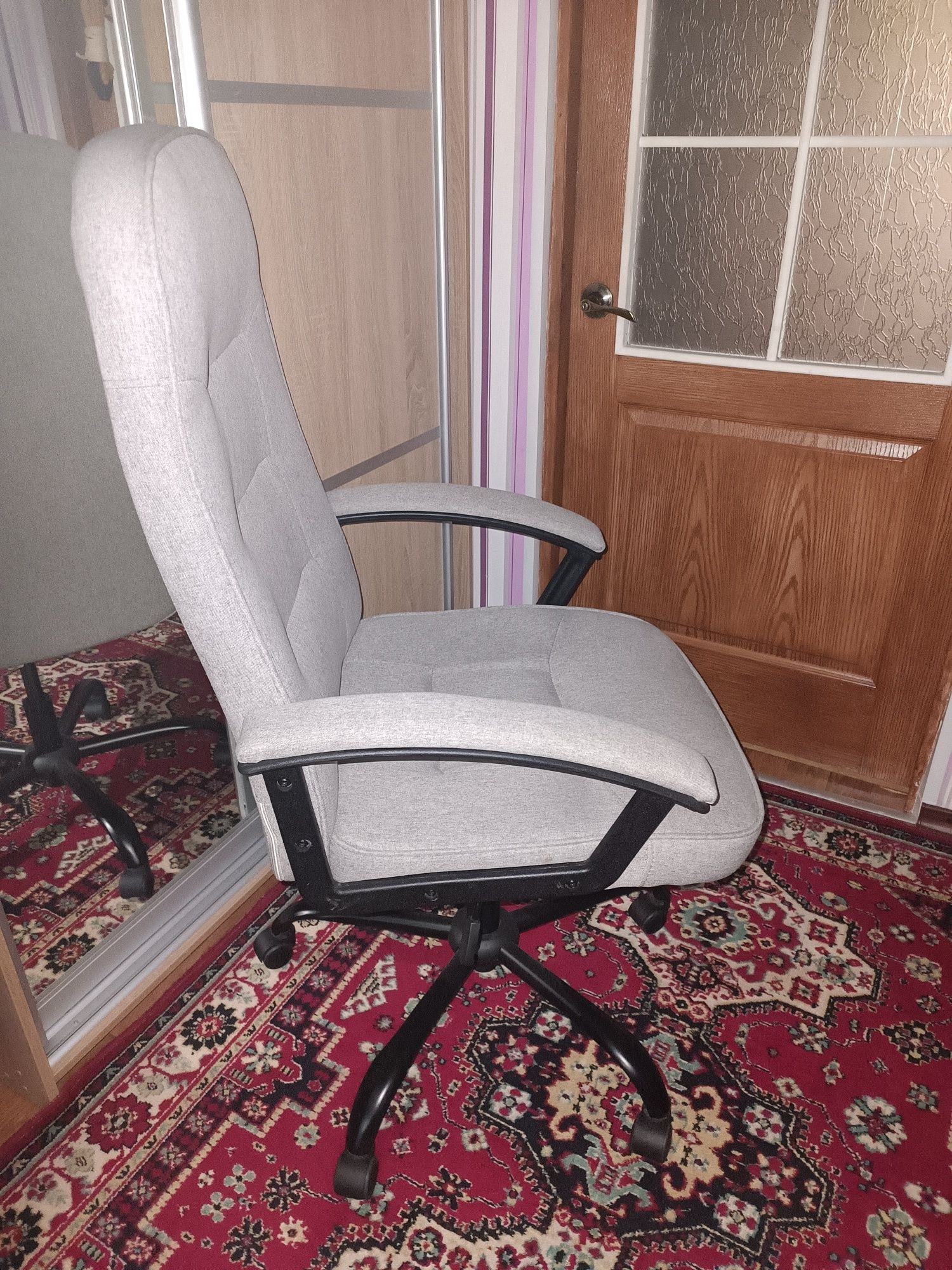 Офісне крісло гарне та зручне