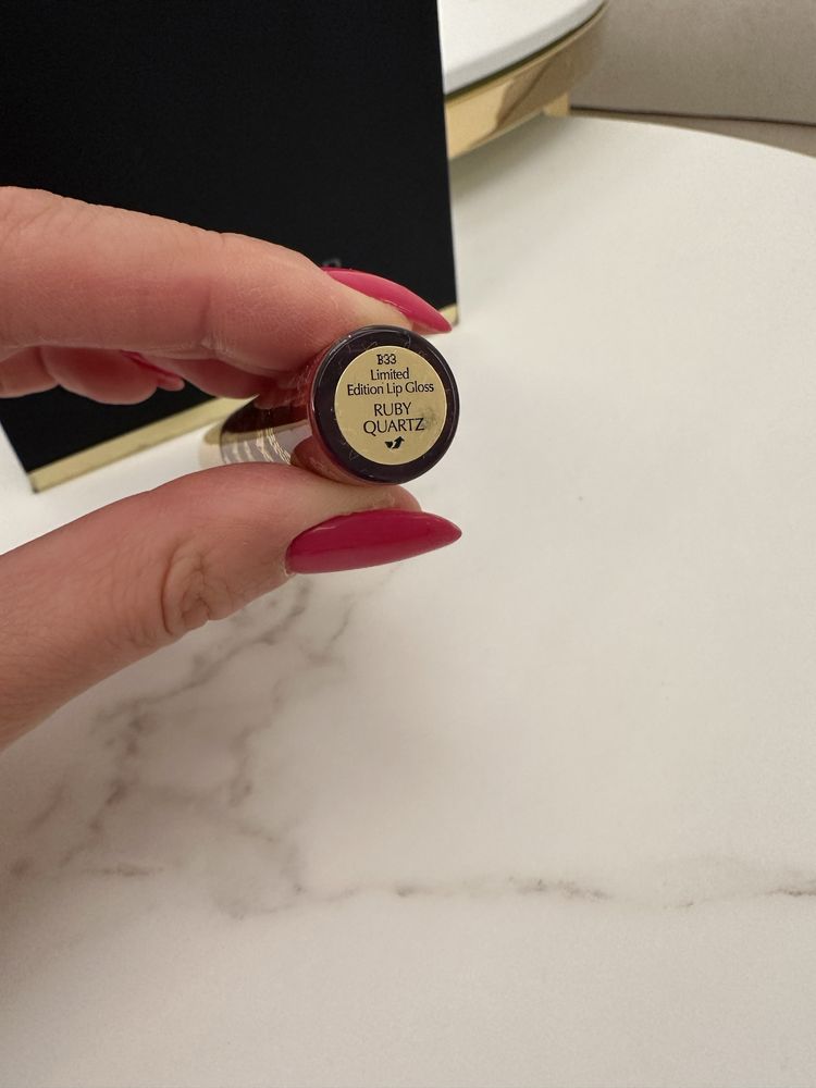Estee Lauder w odcieniu Ruby Quartz błyszczyk