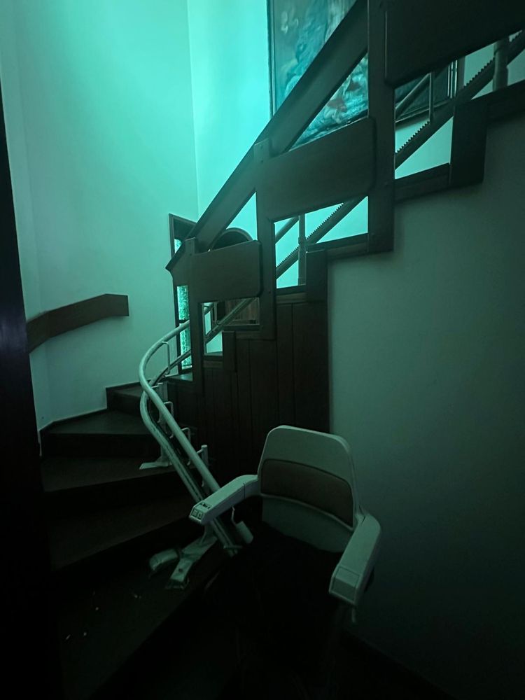 Cadeira elevatória Stannah 260 com raile e comando