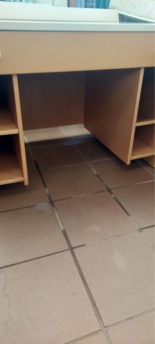 Secretaria em madeira e branco