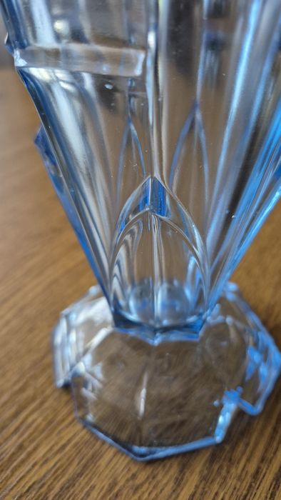 Stary jasnoniebieski wazon Art Deco z lat 20/30 XX wieku.