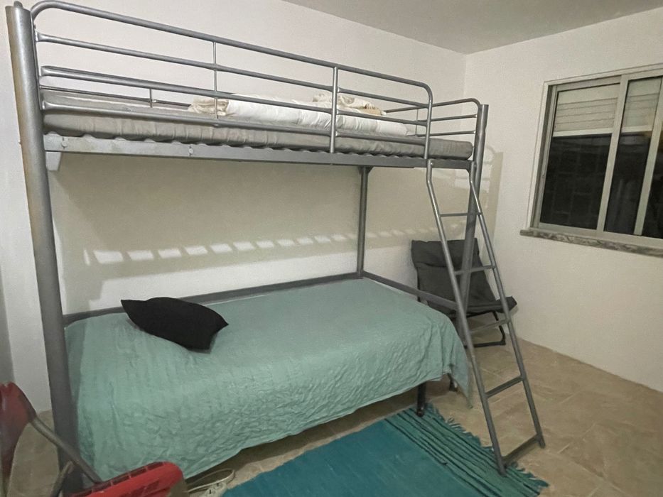 Cama alta de ferro
