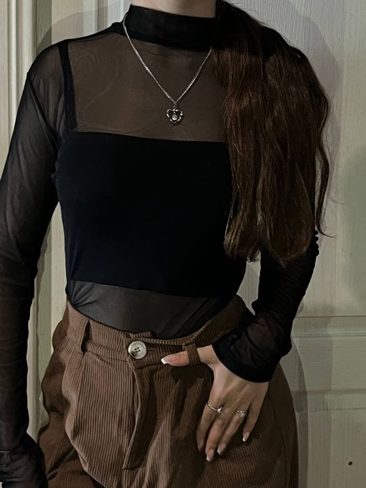 Штани в рубчик і кофтинка в сітку