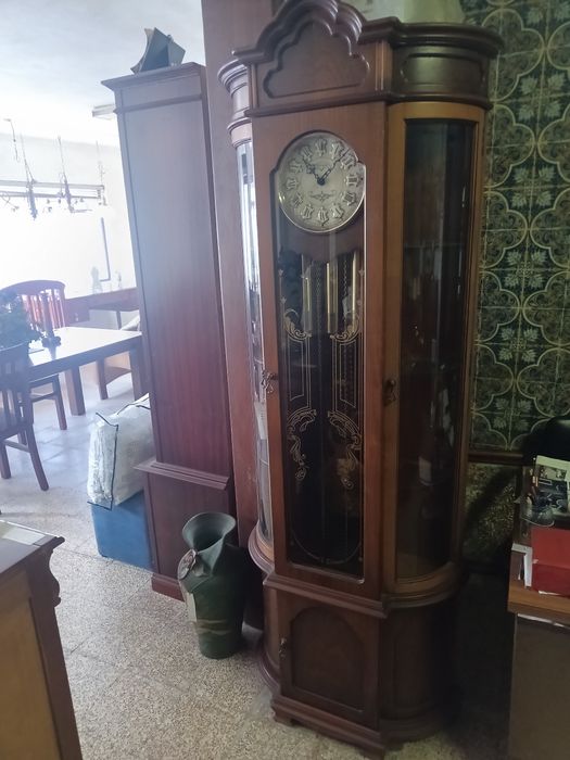 Relógio de pé com vitrine