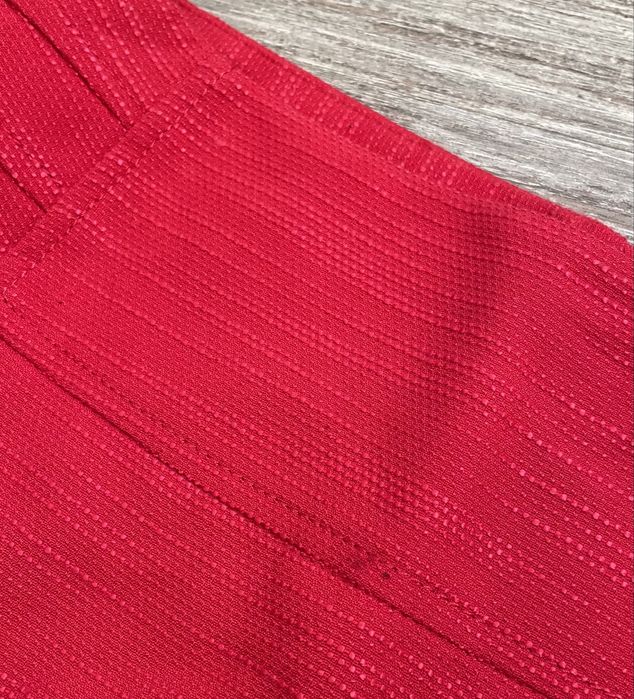 Saia vermelha com relevos (Atmosphere, tamanho 42)