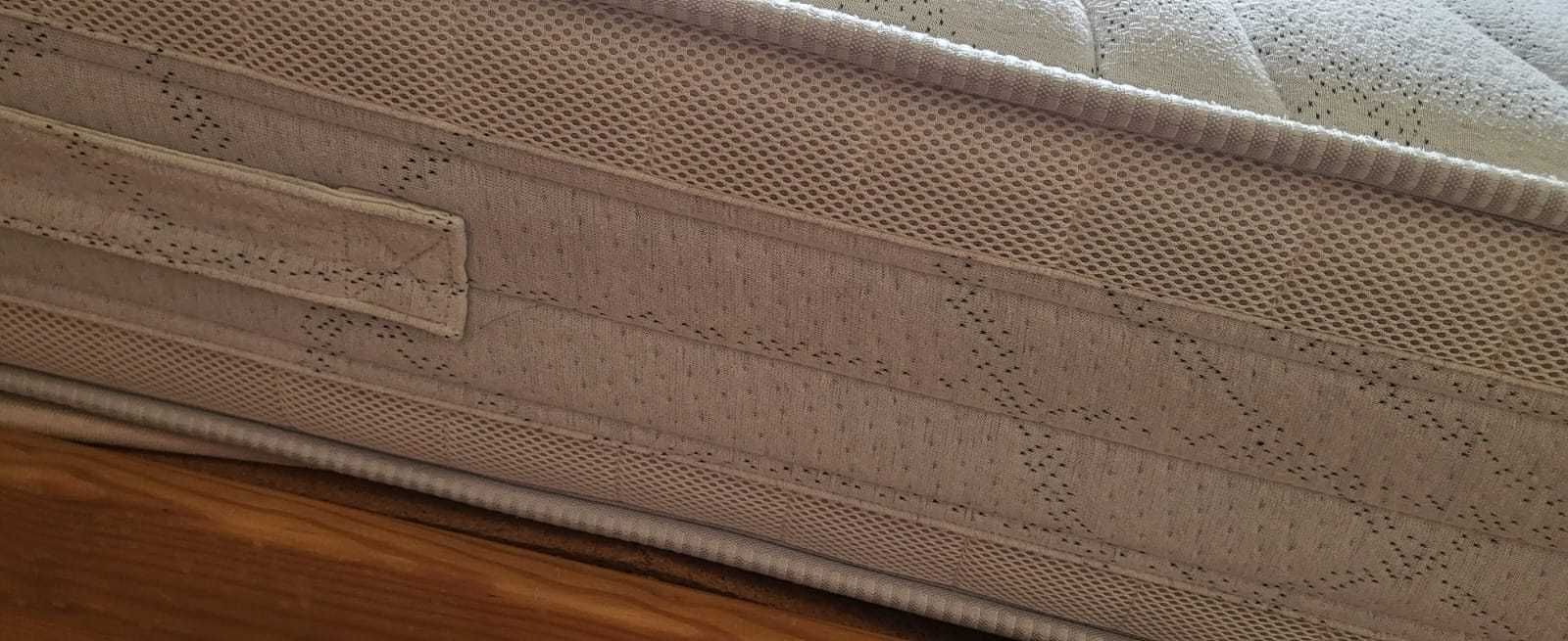Cama sommier, pinho maciço, cabeceira, 2 gavetões e colchão impecável