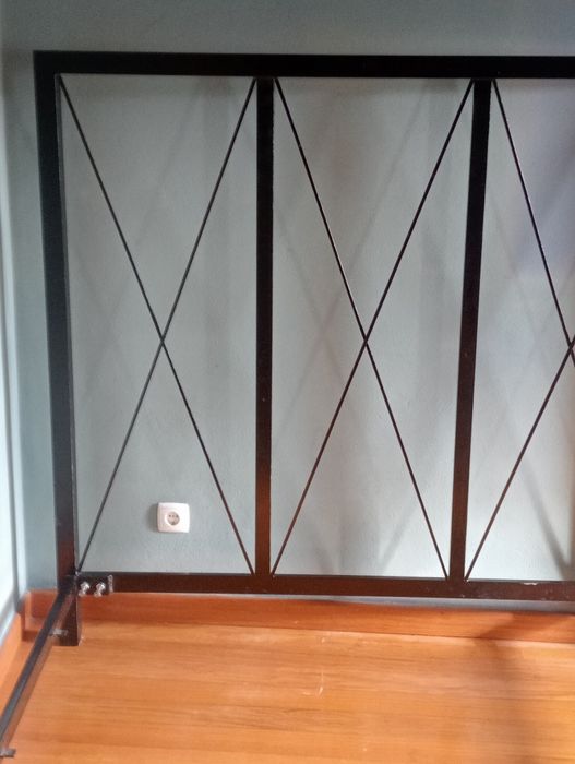 Cama casal em metal trabalhada.
Dimensões altura 1,51m ,