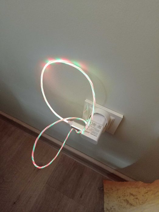 Przewód do ładowania telefonu USB na typ C dla.1 metr świeci trzy kolo