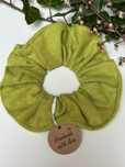 Gumka do włosów scrunchie welur  zielona rękodzieło
