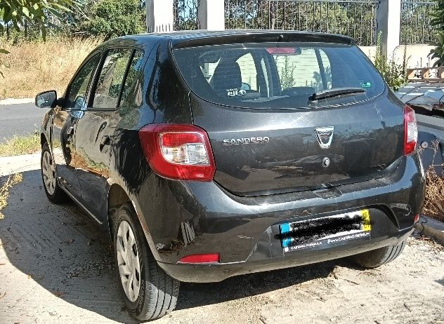 dacia Sandero preto