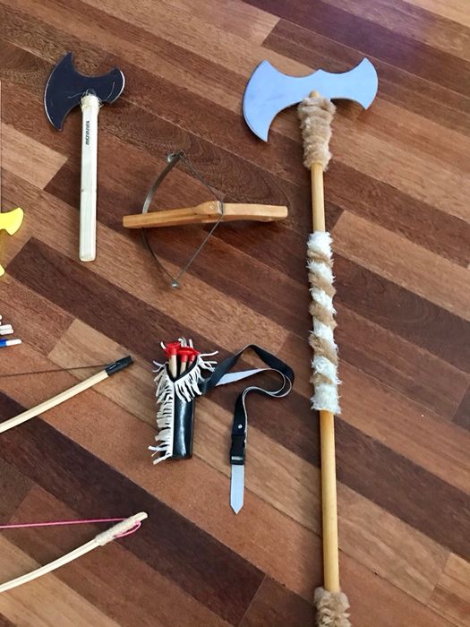 Zbroja z eko. drewna : Miecze, tarcza, topor, łuk ze strzalami i t.i,