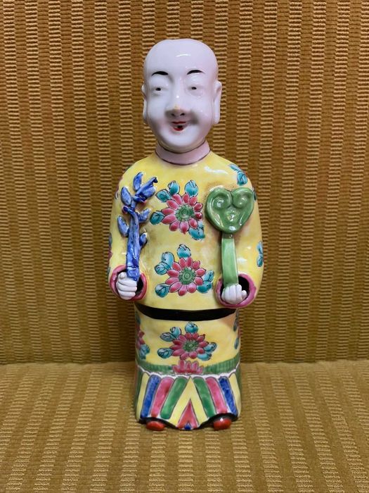 Estatueta antiga com trajes tradicionais chineses