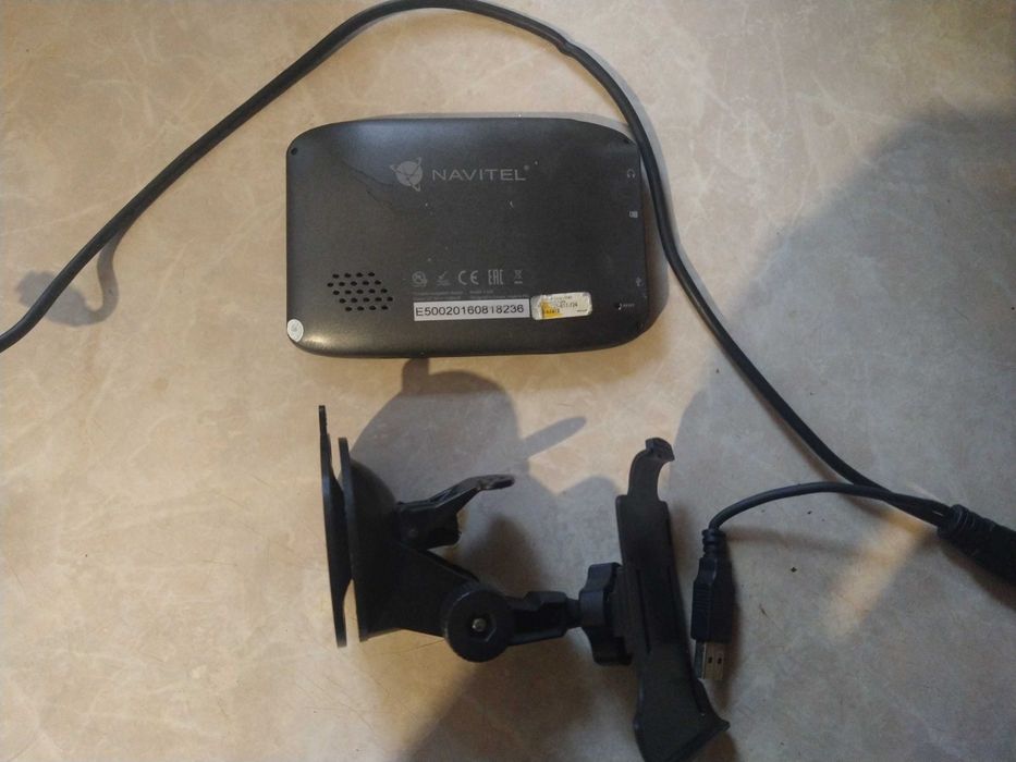NAVITEL E500 , Uchwyt ,Kabel USB Uszkodzona
