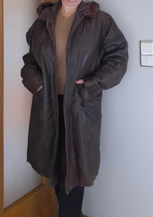 Casaco comprido em pele castanha com capuz de pêlo