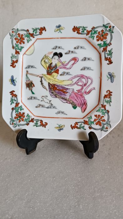 Peça asiáticas em porcelana com caracteres vermelhos no verso