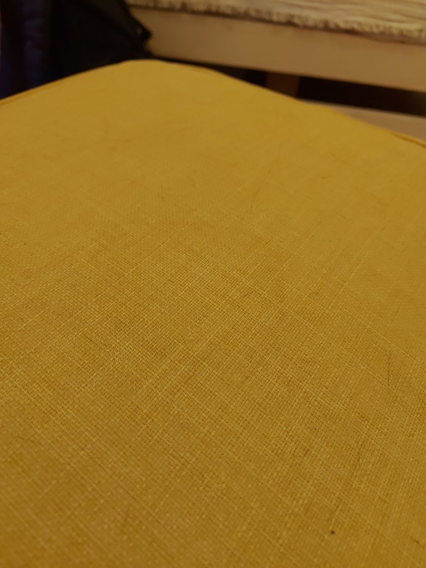 Żółty fotel Strandmon z podnóżkiem