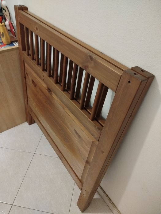 Cama de solteiro (standard) em madeira.