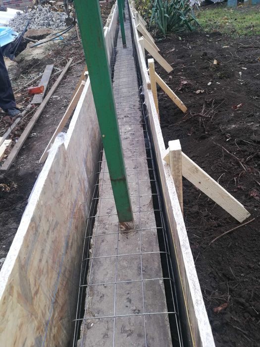 Строительные работы, фундамент,стены, крыша.