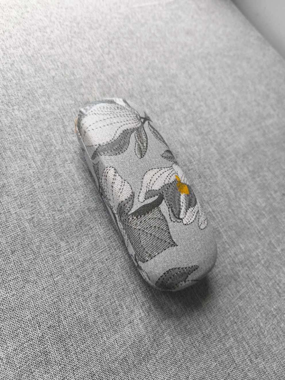 Mocne twarde etui na okulary damskie w kwiatki szare nowe