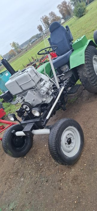 Ciągnik sam es papaj ze sprzętem rolniczym