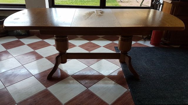 Masywny stół dębowy z litego drewna