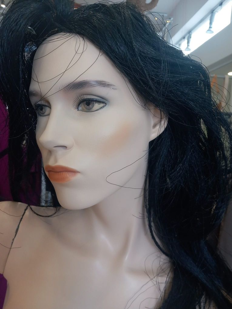 Manequim mulher quase novo com peruca