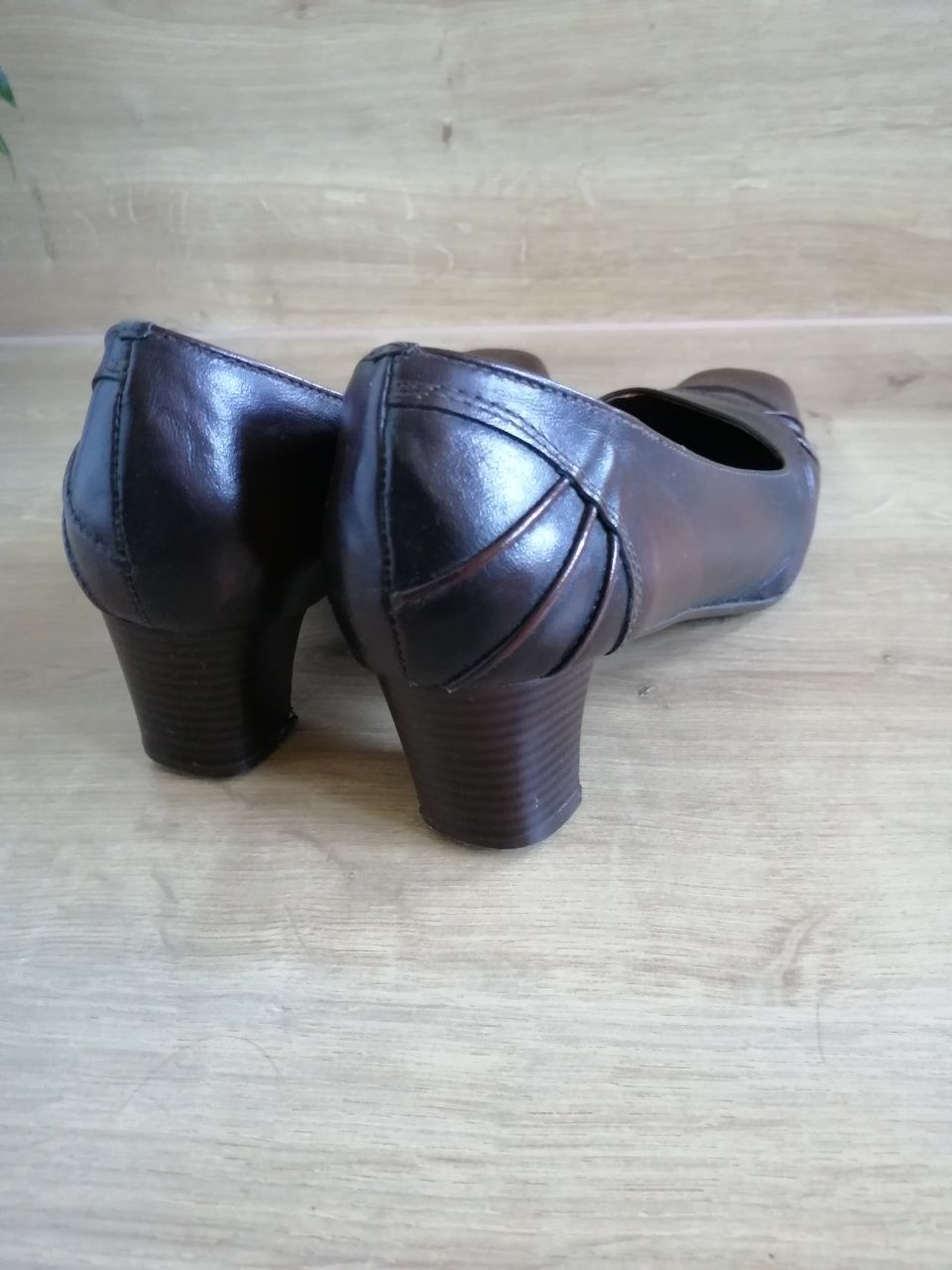 Buty skórzane brązowe na obcasie 39